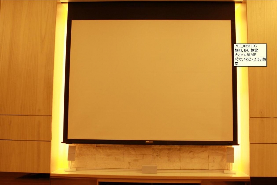 隱藏式投影布幕降下來後將內崁的電視整個蓋住