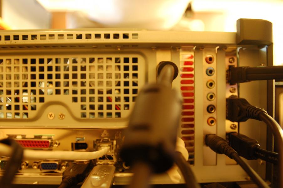 兩個 eSATA 介面其中一組還有電源接線, 可聯接裸 SATA 硬碟, 很方便呢!