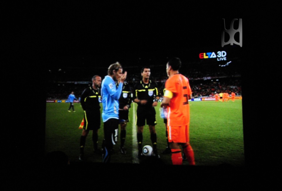 3D世足直播立體的效果-8廳的效果。用相機拍營幕，看照片都覺得有點立體感。但比較這一張8廳拍和下面第二天6 ...