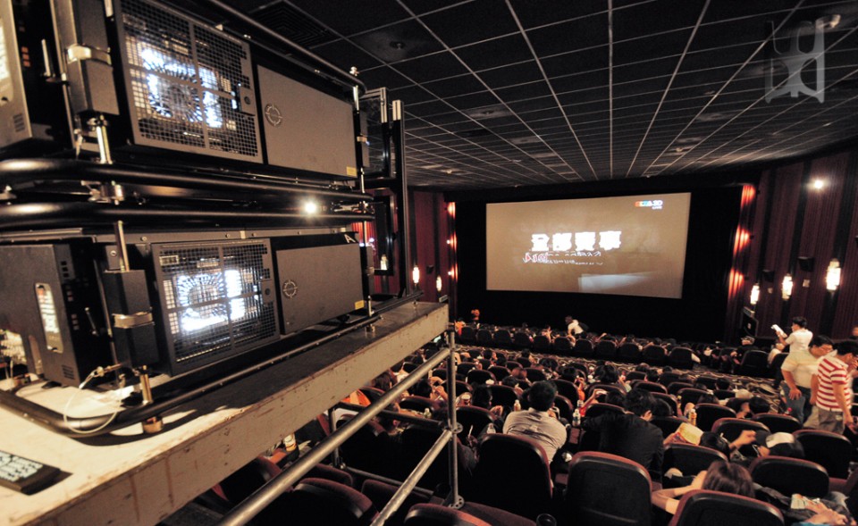 活動的主角，台達電的3D投影機 。2個大家伙疊在一起，還有遙控器喔