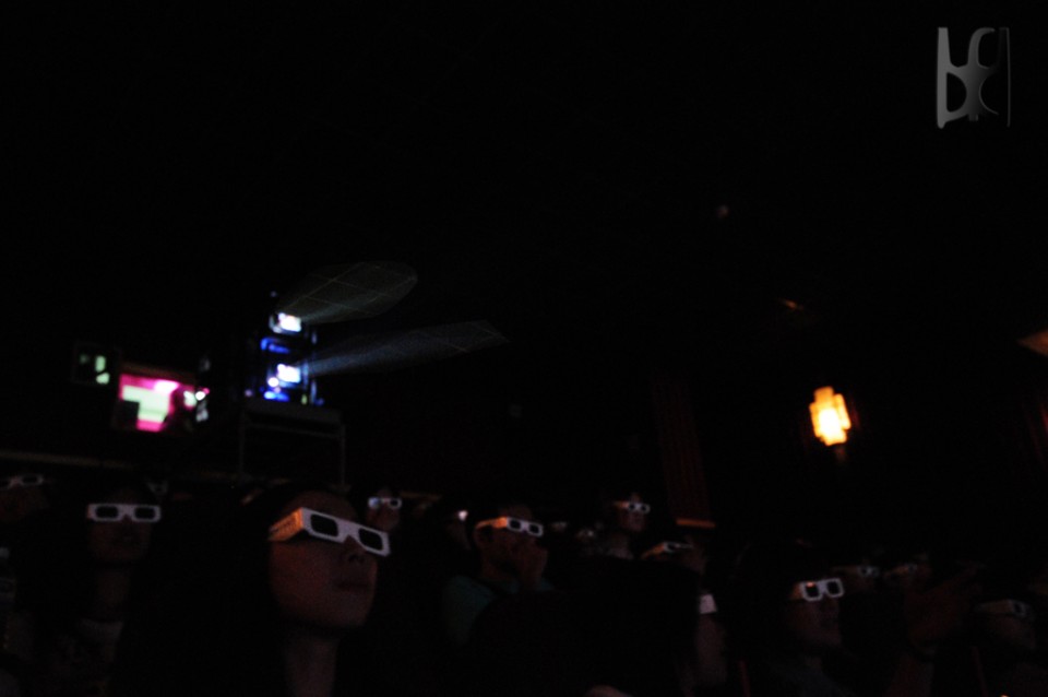 今天在8廳看，全場戴的是偏光式眼鏡. 照前面大大說的，這就是線性偏光?