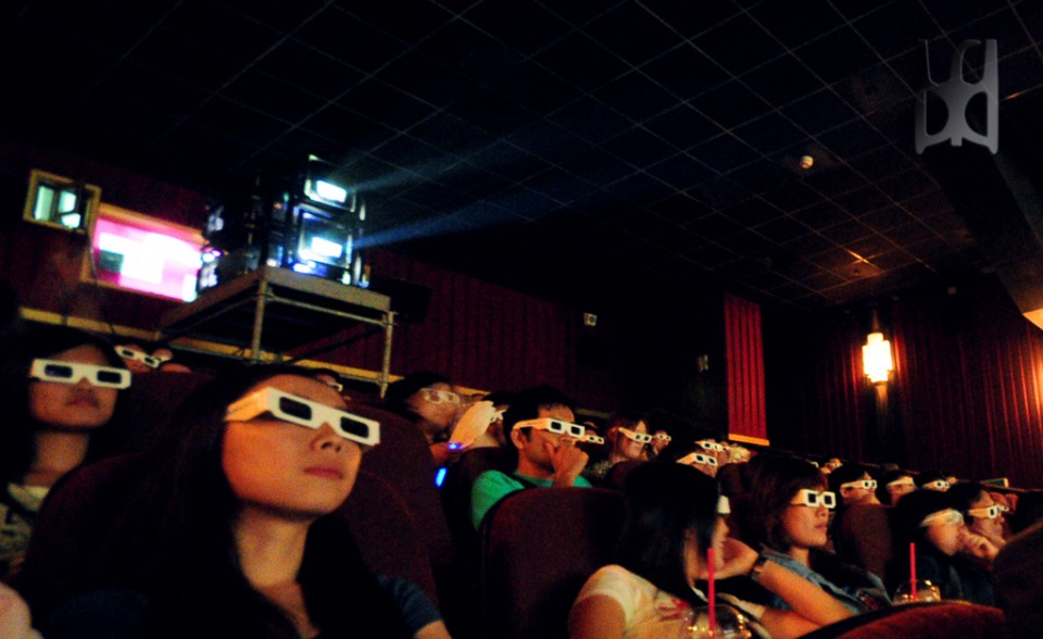 8廳和6廳的差別:8廳是台達電的3D投影機是雙機投影，戴上簡易式的偏光眼鏡，這張照片，應該很清楚。 ... ... ...