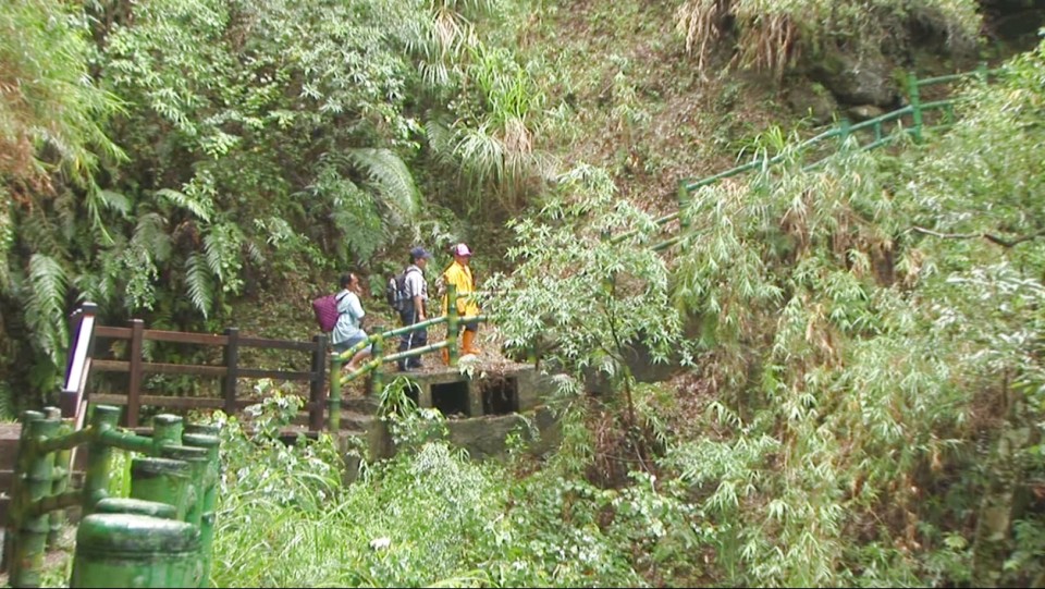 利稻橋斷，布農族年輕人只好走步道回家
