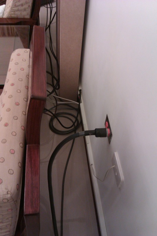 當初沒想好插座位置問題,結果應該擺的地方擺不進去