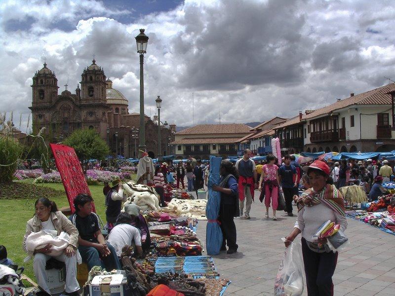 庫斯科廣場市集的人们