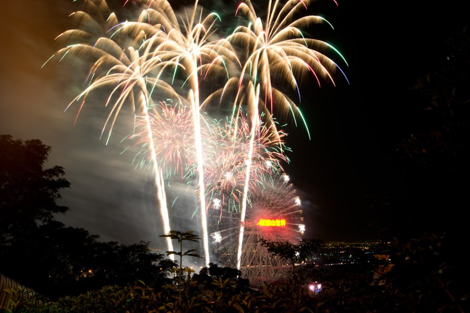 真如古人形容~火樹銀花! 前排是火樹,後排是銀花~~