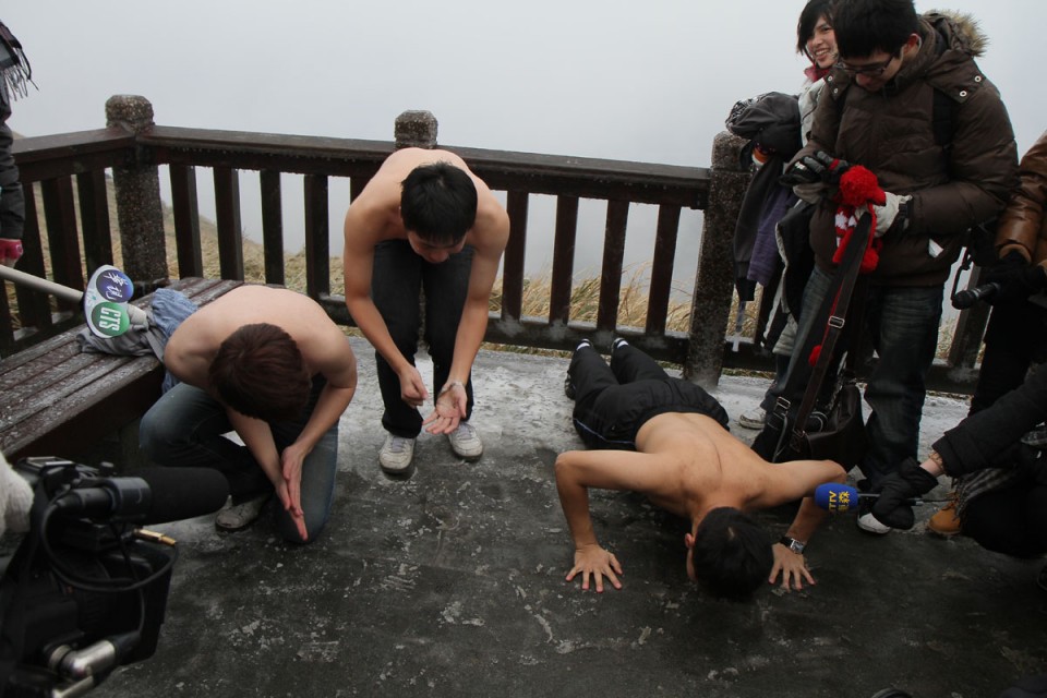 雪地上伏地挺身