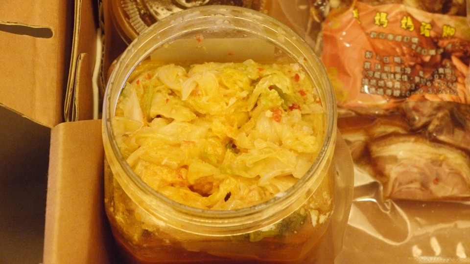 箱內放了一罐泡菜,三包真空的豬腳,還有豬腳專用的醬料