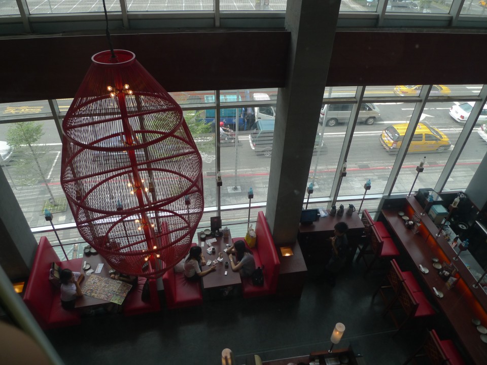 樓下是"居食屋和民"餐廳...(有總偷窺的感覺 @@" )