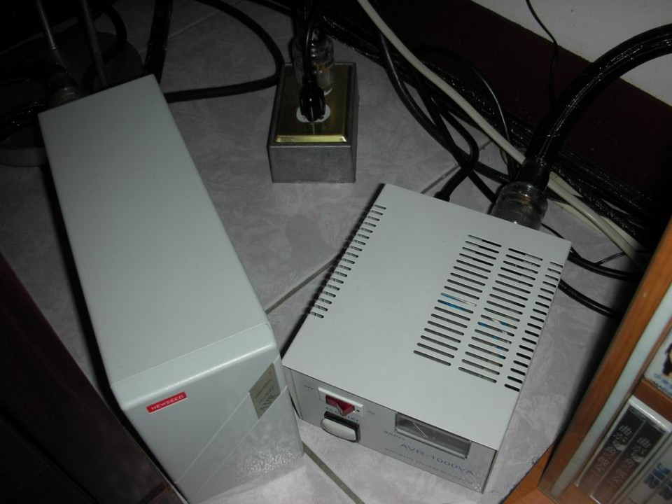 穩壓器2000W與1000瓦後面是專線，2個蓋思特濾波器