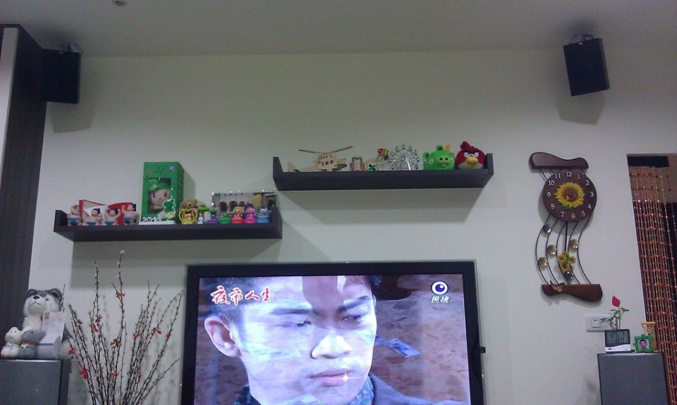 客廳正面,55"的電視開始感覺字模糊了,不知道是不是眼睛不行了