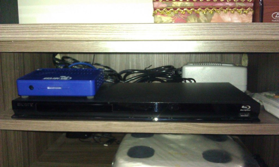 網樂通+Sony BD S370,後面的白色方塊是1000W的穩壓器