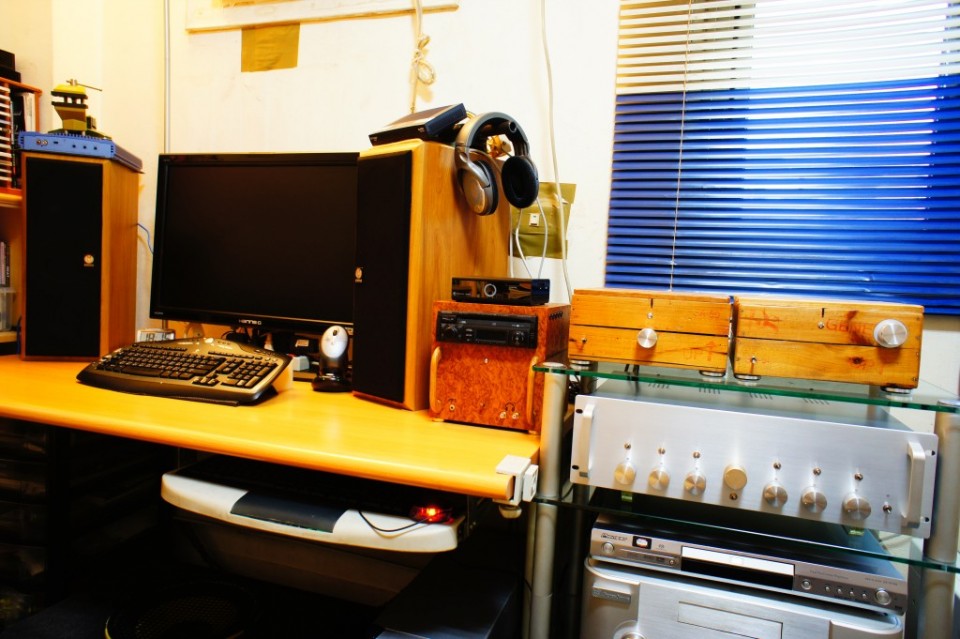 電腦及右邊10 .2類比切換器-