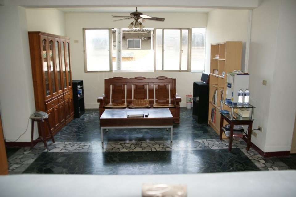 目前視聽室佈置-背面