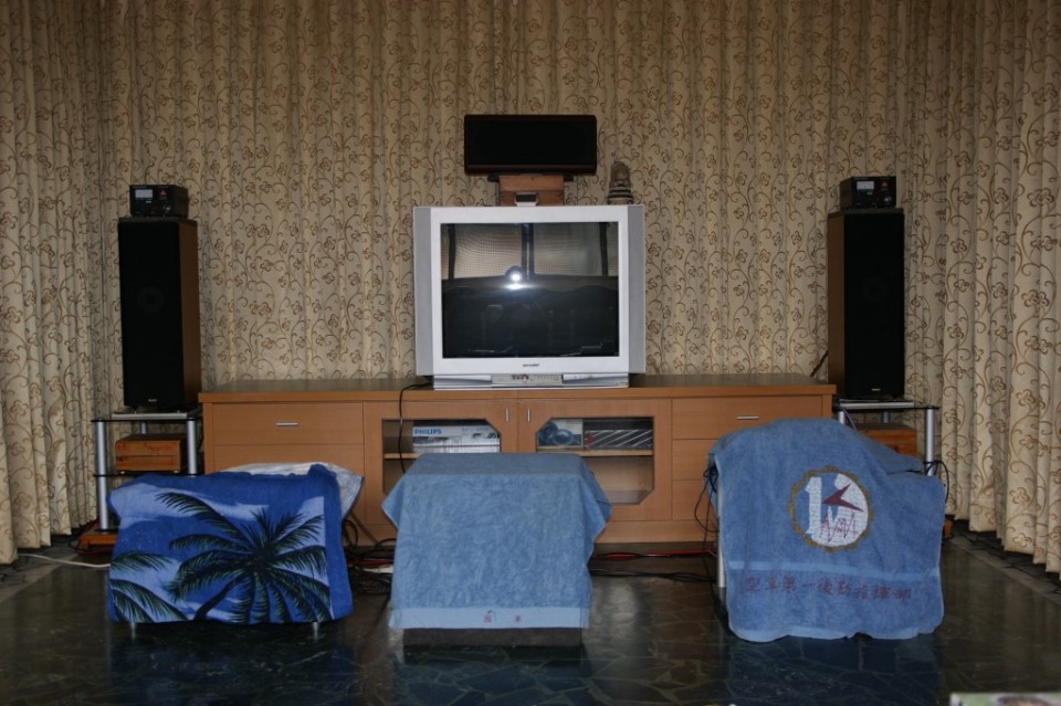 目前客廳-視聽室佈置-等待12吋重低音音相到位才能完成5.3聲道音響