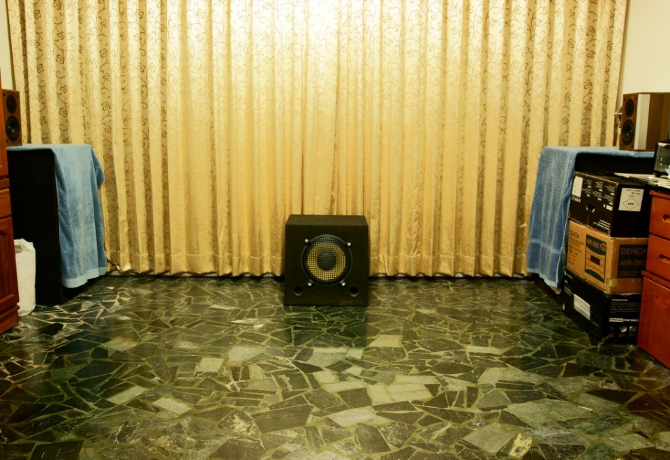 客廳後面-左.右環繞喇叭及12吋超低音喇叭