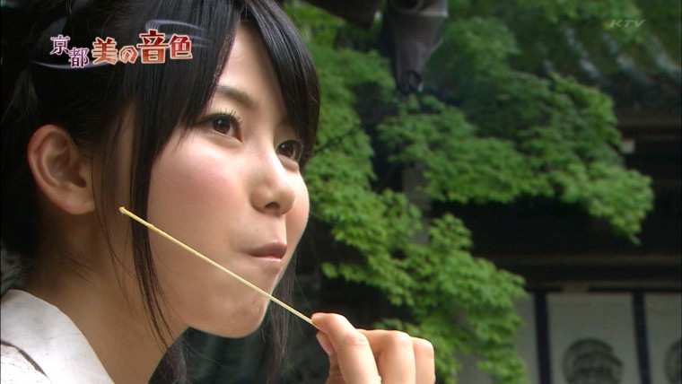 横山由依（ＡＫＢ４８）がはんなり巡る　京都・美の音色6.jpg