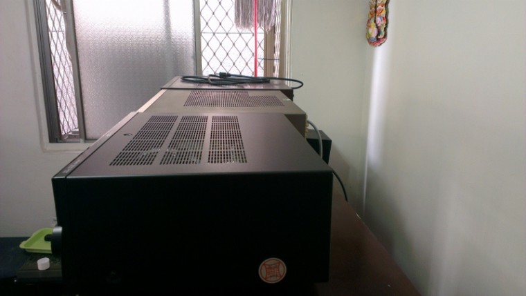 老中青三代側面一張，最長那台是YAMAHA AVX1050，再來是DENON，最短是YAMAHA A820