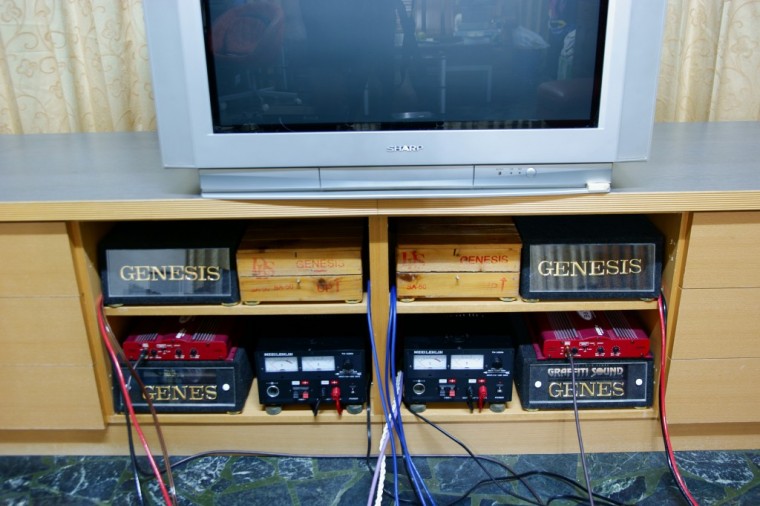 電視下面左右聲道Genesis AB類擴大機,下面左右聲道D類重低音擴大機.jpg.jpg