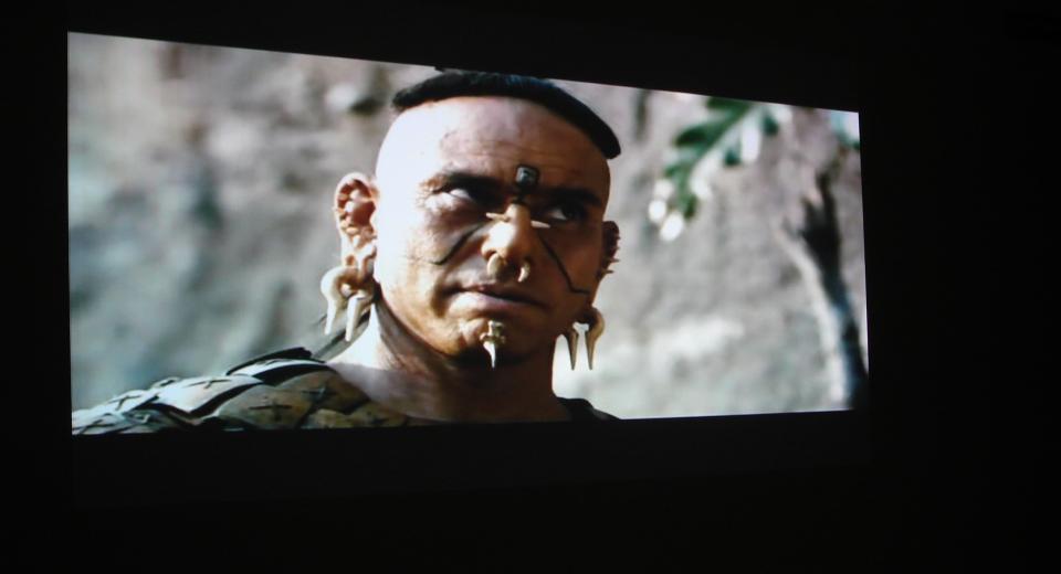 先由D-Sub播放影片1