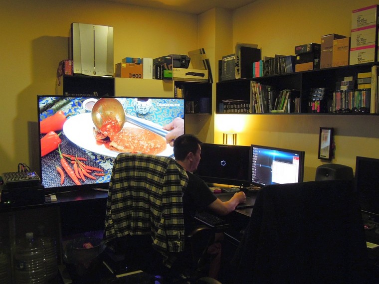 西楓站長忙碌於作品的剪輯