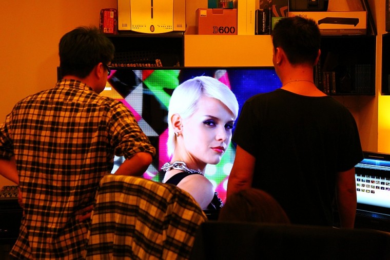 美女與重機超跑影片中，亮麗的模特兒