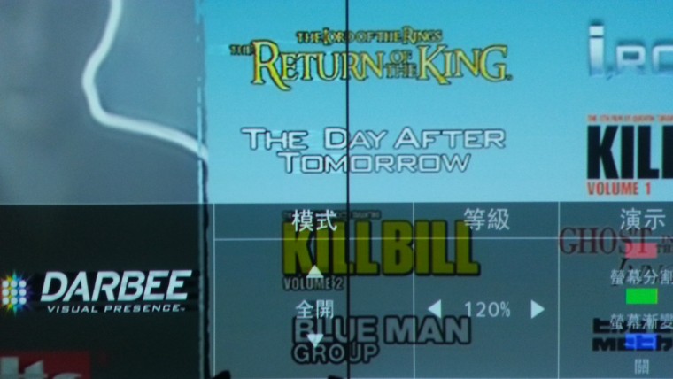 先放入  DVD  測試片   開起 DARBEE 功能 分割畫面 左邊是高清   右邊是原本的畫質   遠本 ...