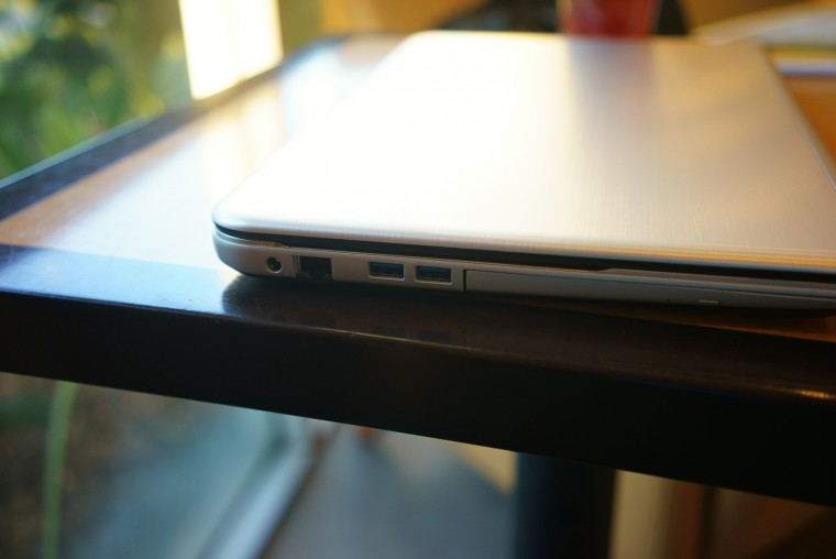 左方輸入端子,總共四個ＵＳＢ　3.0