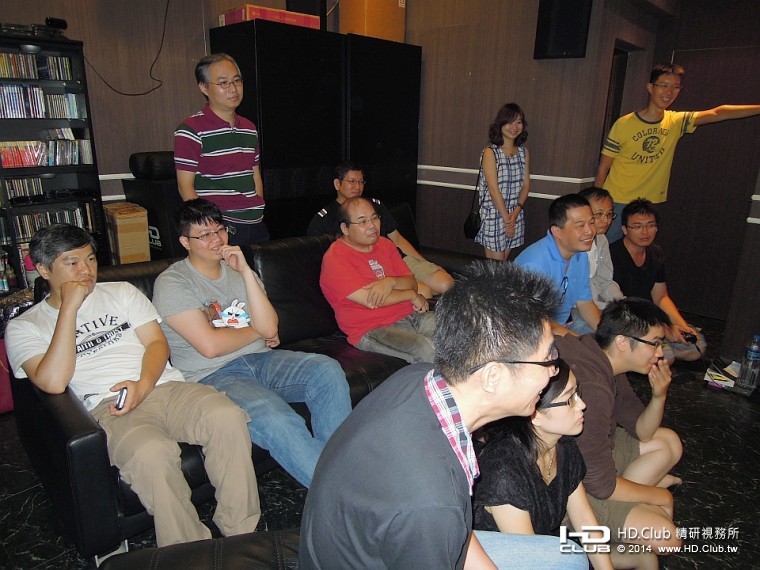 觀賞優異的4K電視，真是充滿歡樂；影音俱佳，讓大家陶醉其中。