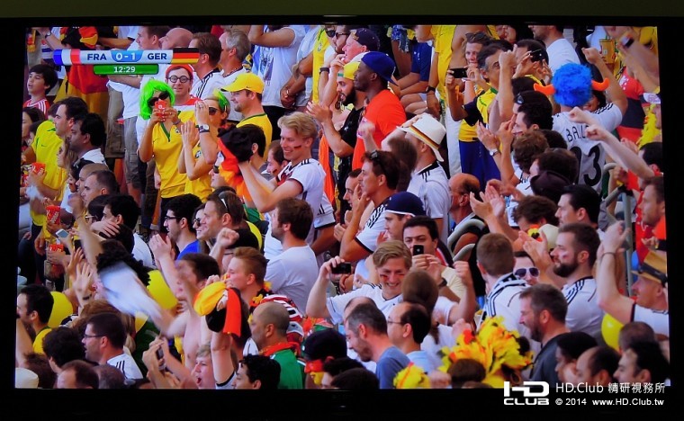 SONY 4K電視的畫面細緻無比，連觀眾席座位上的人，每位的髪絲都歷歷可數。