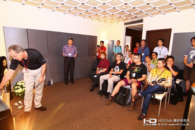 播放音樂穿插其間，配合著解說的內容，讓大家馬上體驗其中的精華所在。