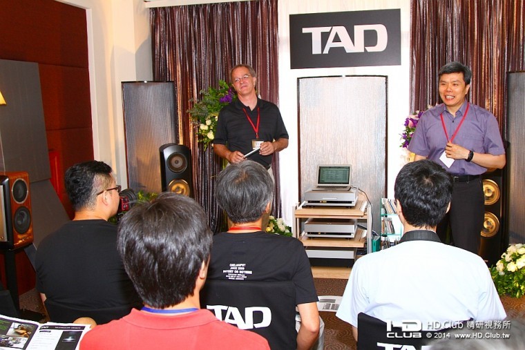 參加的會員不斷地提出問題，Andrew Jones與胡課長 也迅速回應與解說。