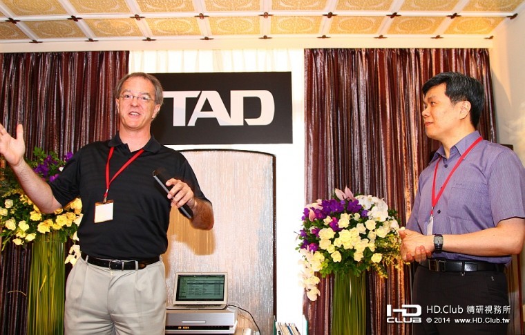  Pioneer台灣先鋒胡乃元胡課長(右)，擔任即席翻譯，兩位很有默契，效果達到百分百。 ... ... ... ...