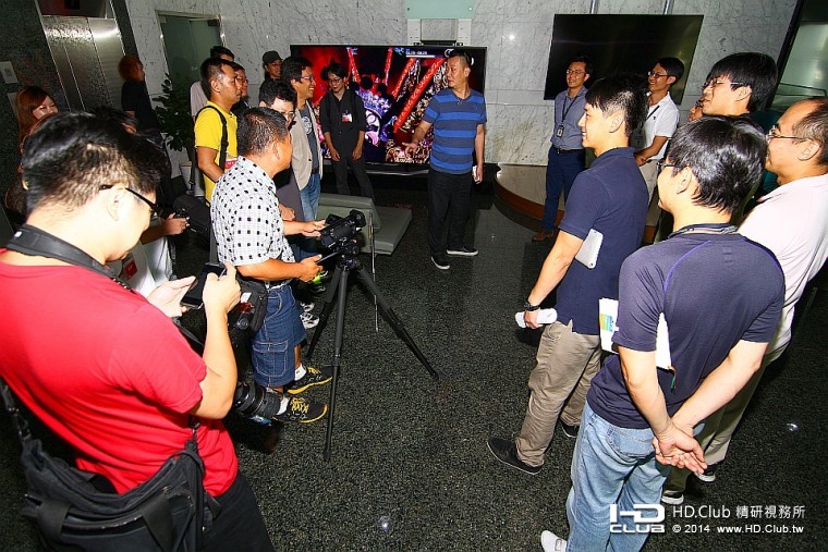 站長WEST忙著介紹各版主 給鴻海的主管與工程師們認識，充滿和樂的氣氛，阿貴版主全程錄影紀錄。 ... ...