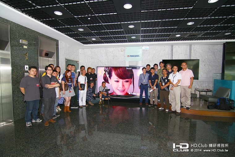 以超廣角鏡頭拍攝全體大合照，120吋4K電視機 位居中間，突顯其高貴不凡的氣魄。 ... ...