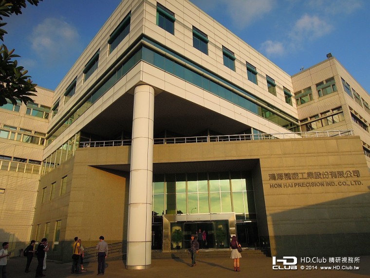 宏偉的鴻海總部大樓，猶如巨型的船艦，航向世界各地，展現出無比的魄力。 ... ...