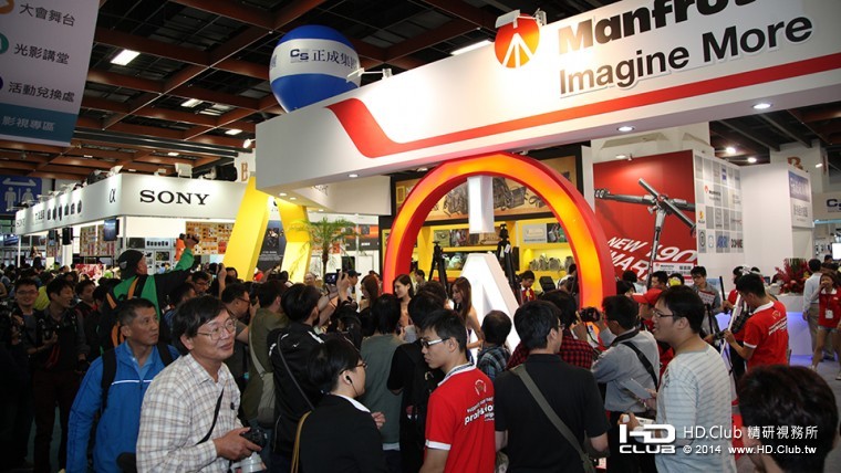 圖說5_Manfrotto品牌主題專區吸引眾多消費者前往選購，現場展示最新推出的旗艦級攝影.jpg