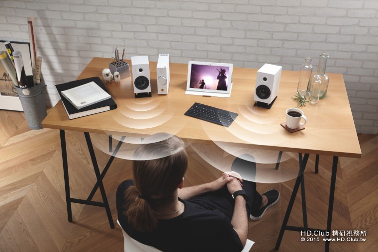 圖2)Sony CAS-1 採用左右音箱分離的設計，可根據不同播放環境及個人喜好，靈活調整至.jpg