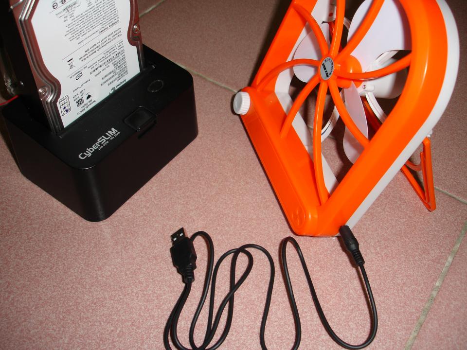 只好到網拍找USB供電的風扇..但有點吵