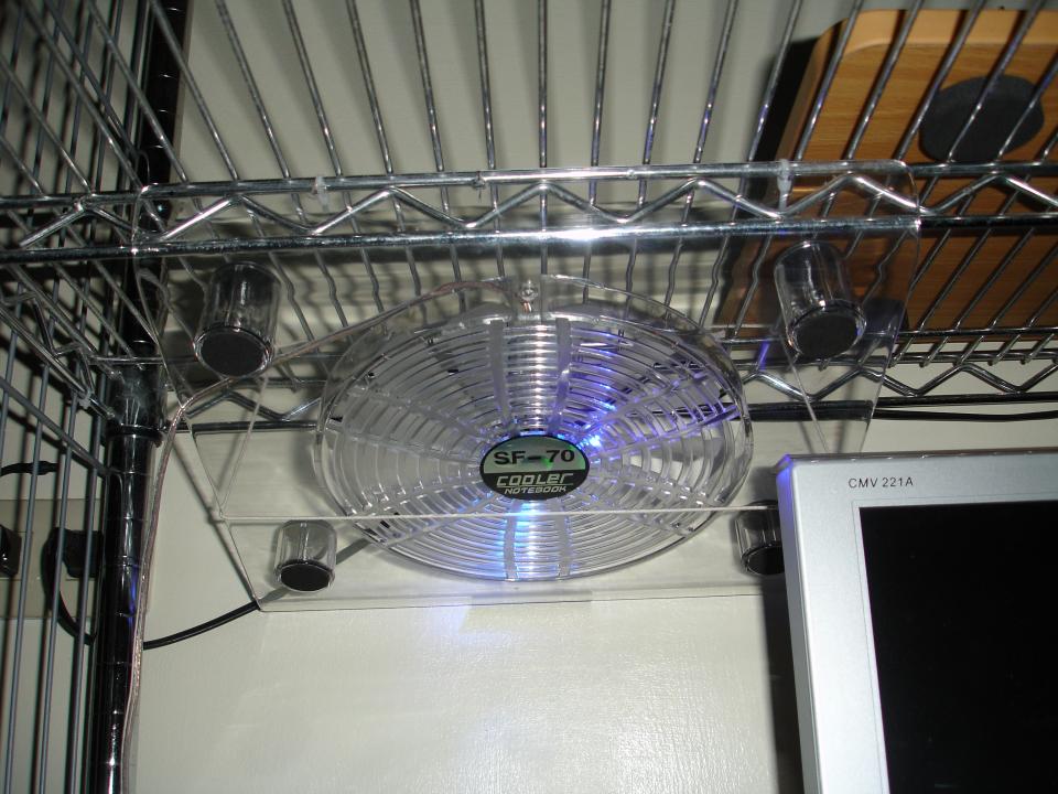 終於找到合式的散熱風扇很安靜又美觀自已順便也散熱一下