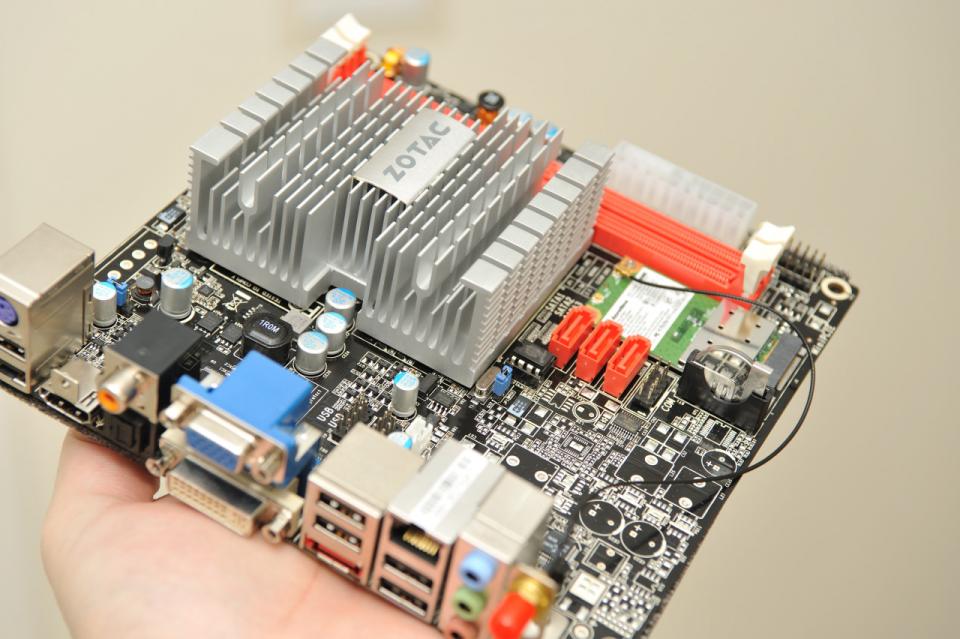 拿在手上，就可以看到這主機板多小了