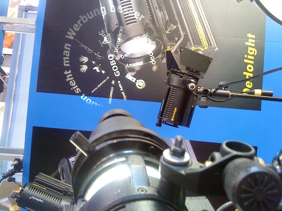 這種燈可以加Gobo打出不同的特別效果，而且燈光很集中！