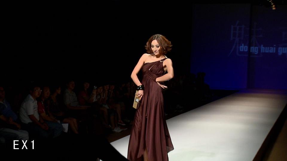 衣服的颜色是错的，应该是纯黑