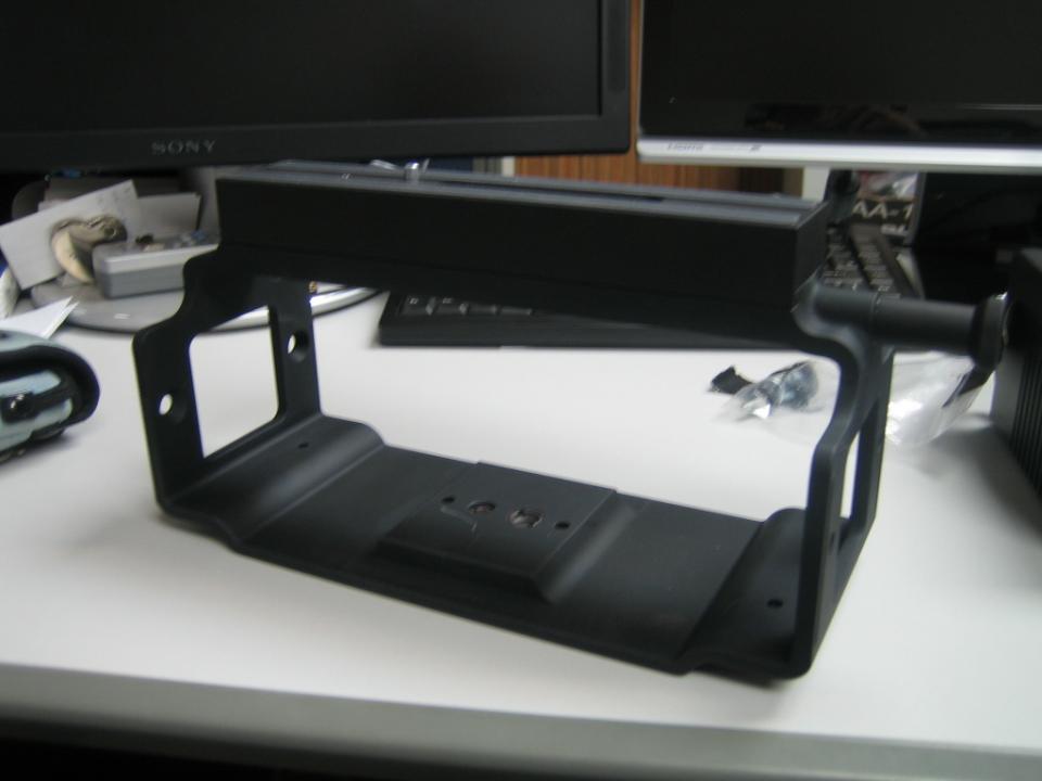 將Ki Pro 裝在這東西中間，然後可用在腳架上。重量也不輕！