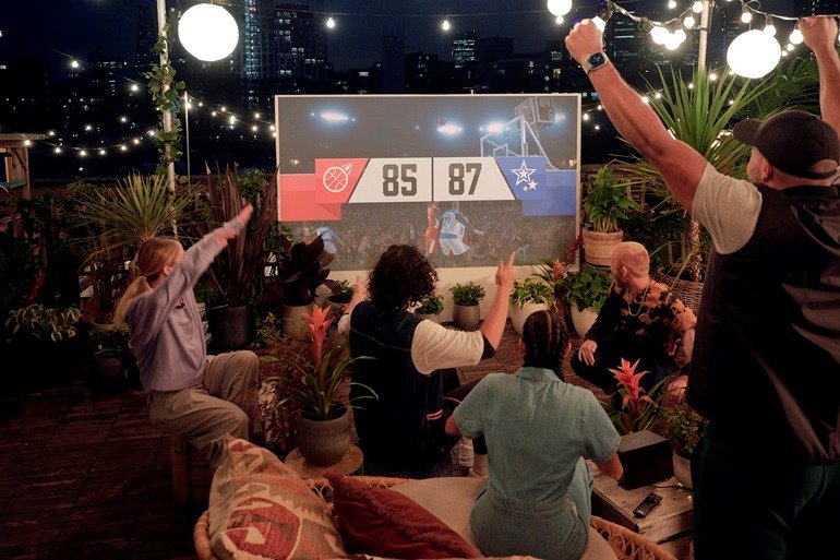 複製 -新聞圖片五：延續自由「視」移動光屏輕巧可攜的特性，Epson EF-12能夠滿足戶外.jpg