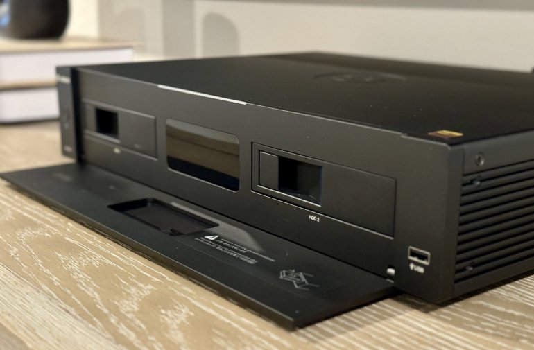 Zidoo UHD8000 Internal Bays.jpg